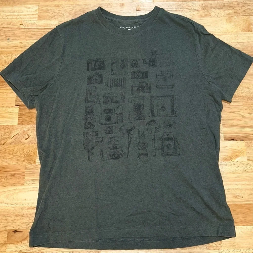 Banana Republic Retro Camera Graphic T-Shirt (Size L)